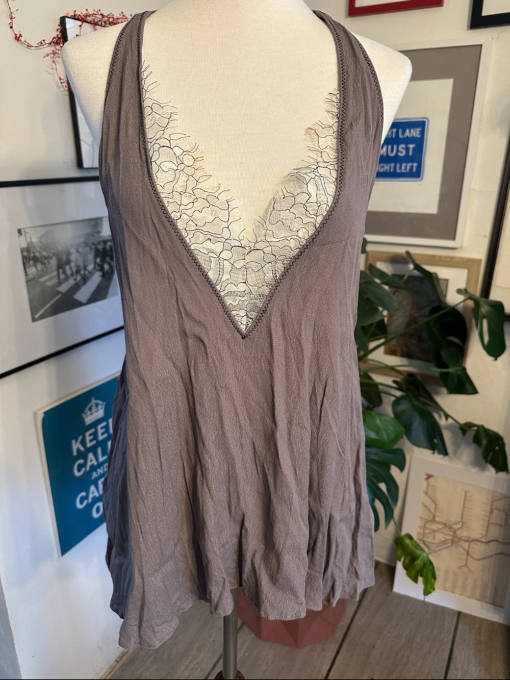 Sleeveless V-Neck Lace Trim Tank Top in Taupe